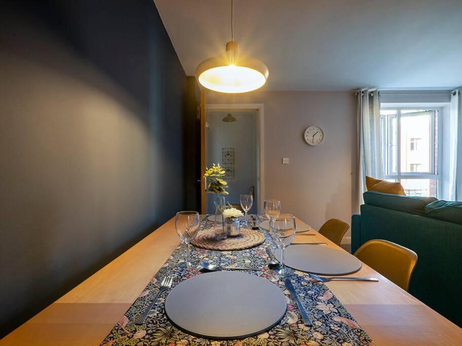 Lovely 2 Bedroom Apt At Ormeau Park W/ Free Parking Белфаст Екстериор снимка