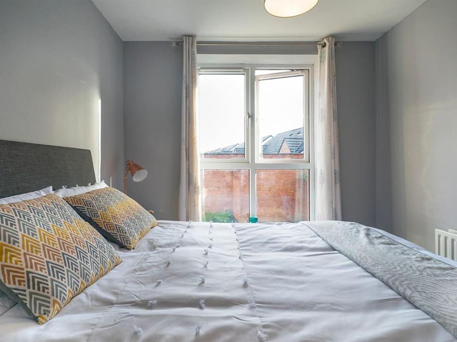 Lovely 2 Bedroom Apt At Ormeau Park W/ Free Parking Белфаст Екстериор снимка